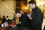 Networking con la excusa de compartir zumo de chufa. FOTO: MARGA FERRER