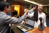 Óscar Espiritusanto (Periodismo Ciudadano) saluda a Millán Berzosa (Ideas4All). MARGA FERRER