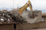 Las máquinas derrumban un edifico de la Viña. M.F.