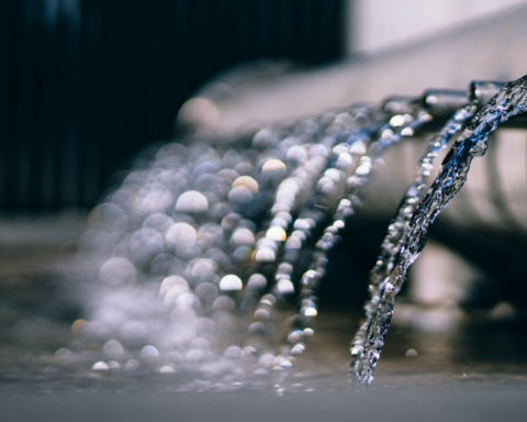 Agua que desborda las piscinas