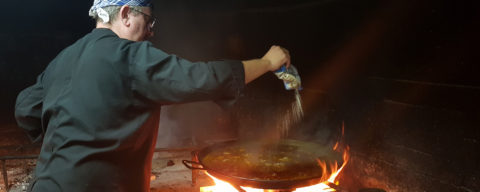 Pasqual Martorell, cocinando una paella