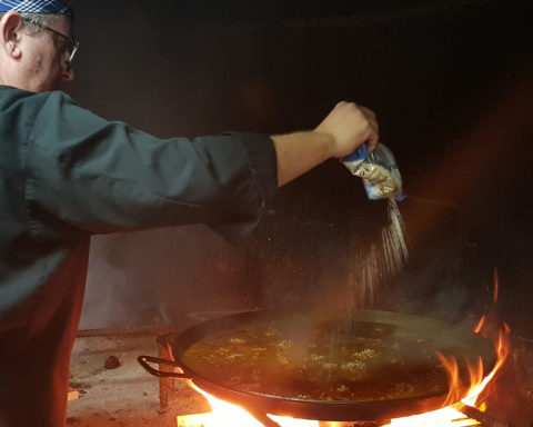 Pasqual Martorell, cocinando una paella
