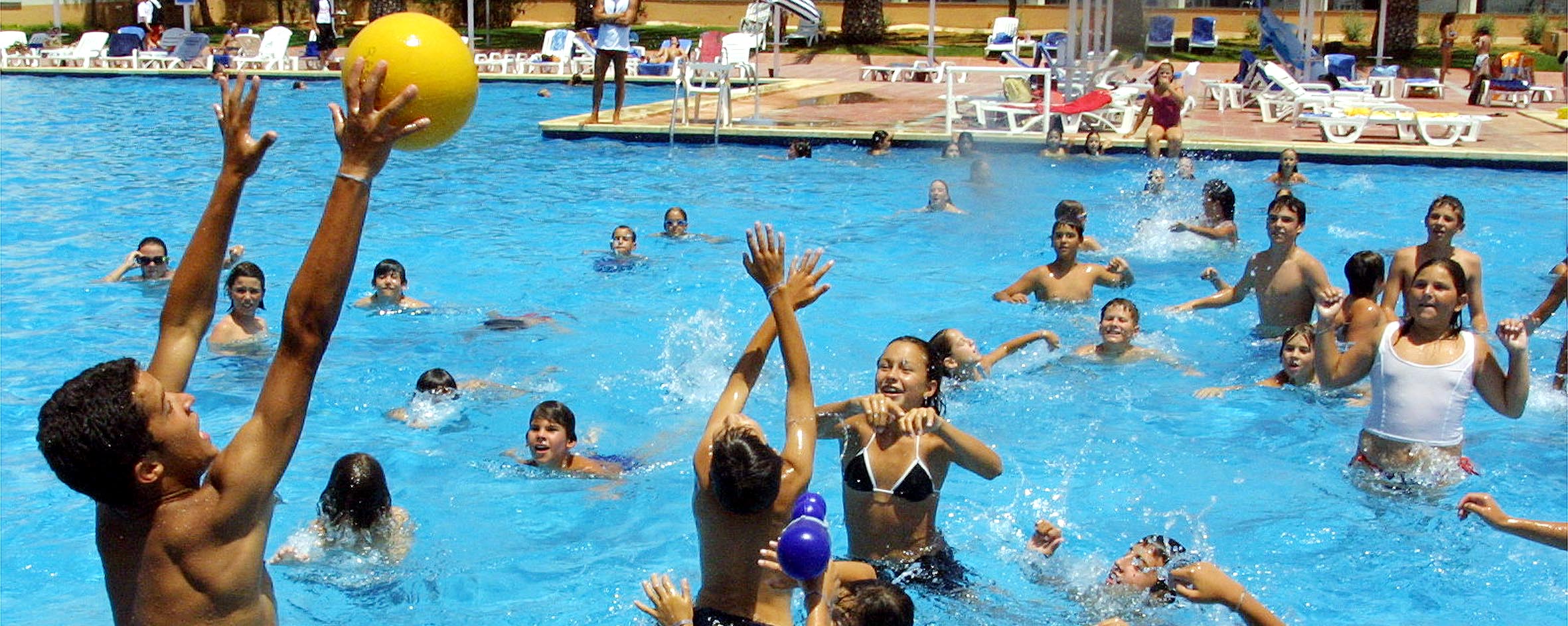 Niños jugando en la piscina