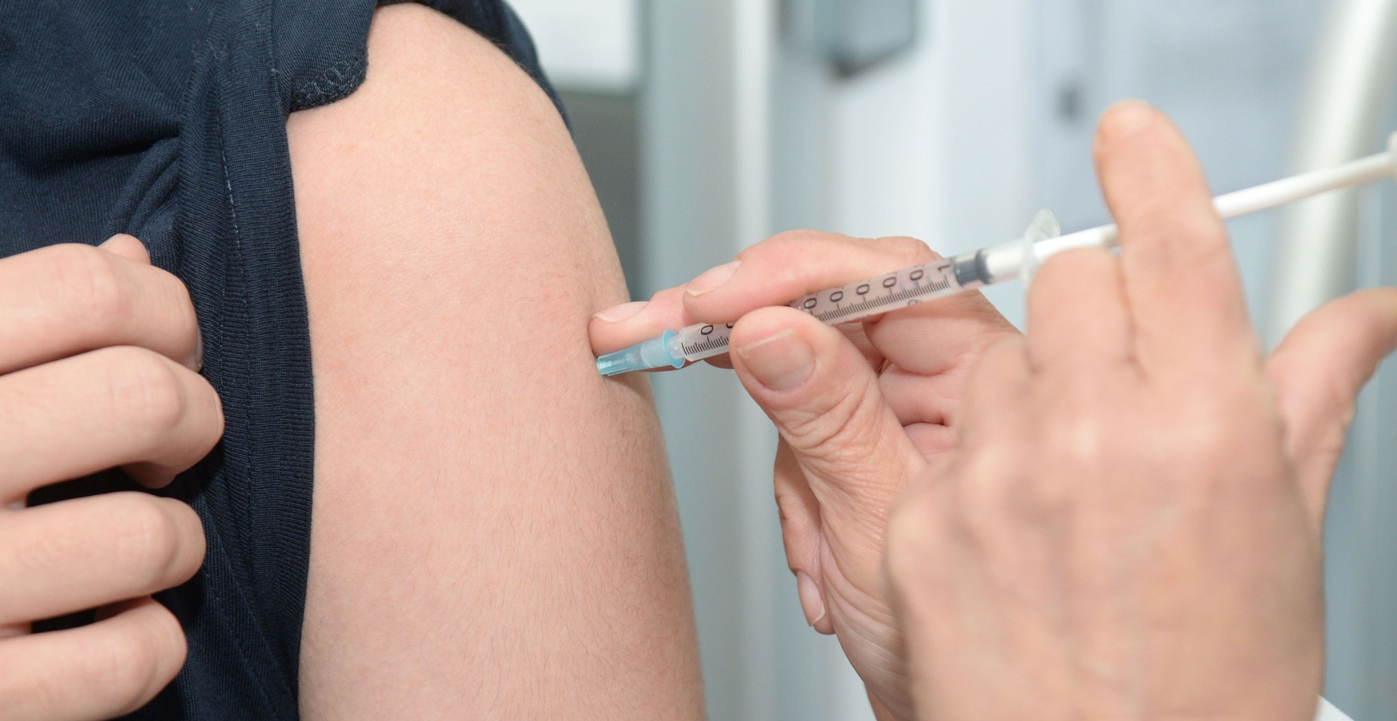 Un médico administra la vacuna en el tríceps de su paciente